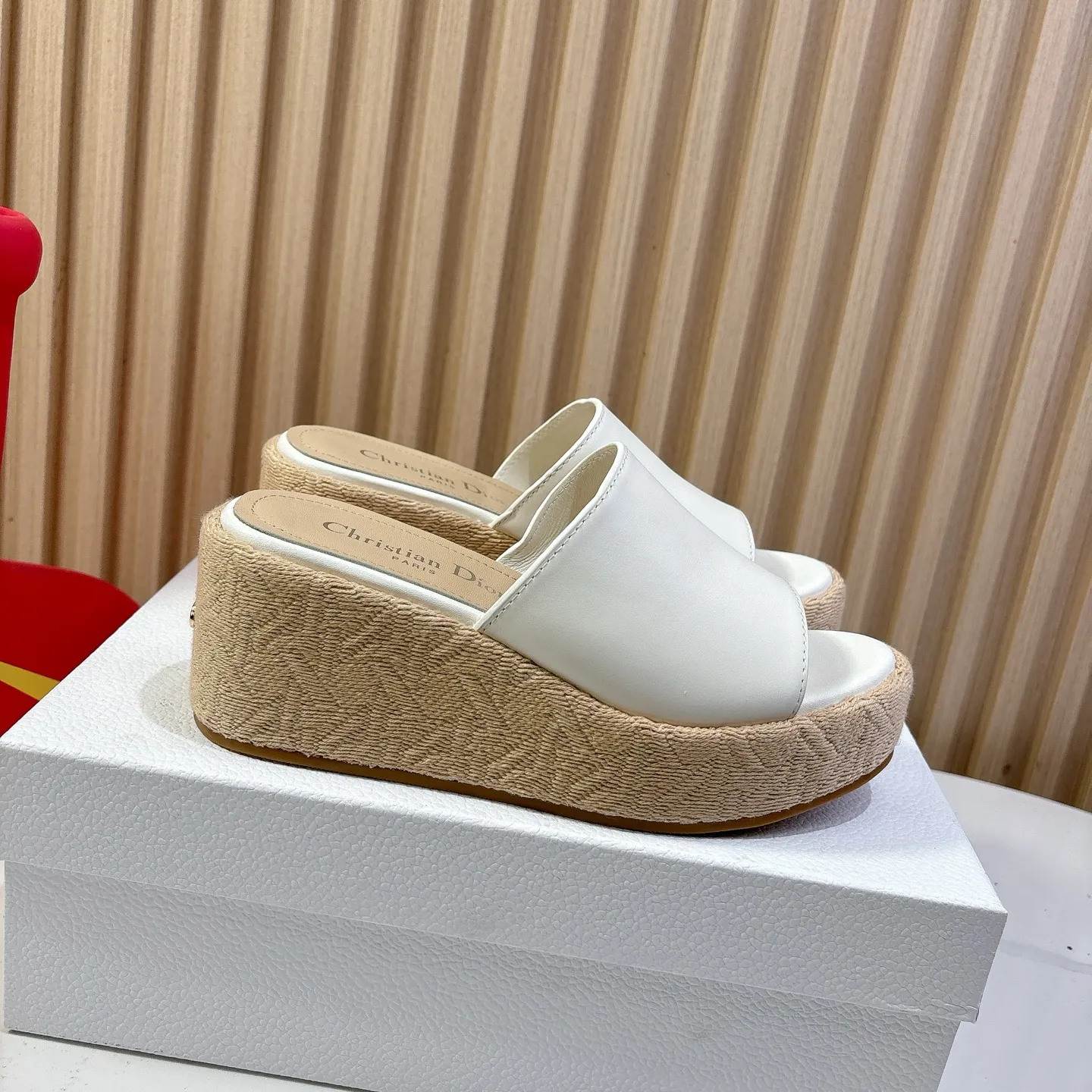 👟👟Ex-factory price 500👟👟 Dior 2025 new spring and summer Attitude women's shoes with color block cross straps wedges CD letter logo hardware buckle thick-soled round toe open-toe sandals Material: imported calfskin upper + water-dyed sheepskin foot lining + original combination outsole Bottom thickness: 6CM Size: 35-41 (40.41 custom-made non-refundable and non-exchangeable)